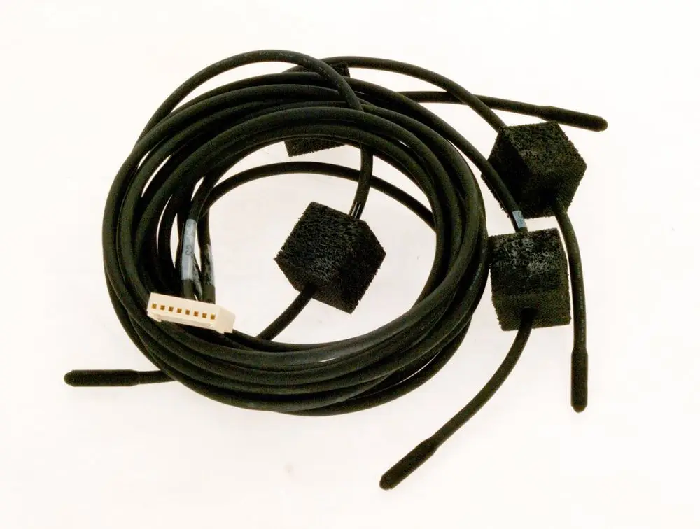Temperaturfühler mit mehreren Sensoren, verbunden durch schwarze Kabel, auf einem weißen Hintergrund. Hersteller ist Bosch.